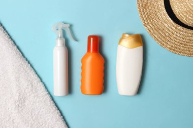 Güneş kremi, havlu, şapka, gözlük renkli bir arka plan üzerinde. Kozmetik sunburn.top görünümü, flatlay önlenmesi için 