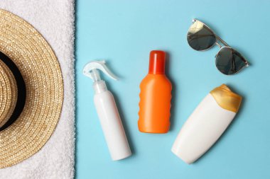 Güneş kremi, havlu, şapka, gözlük renkli bir arka plan üzerinde. Kozmetik sunburn.top görünümü, flatlay önlenmesi için 
