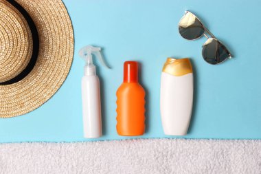 Güneş kremi, havlu, şapka, gözlük renkli bir arka plan üzerinde. Kozmetik sunburn.top görünümü, flatlay önlenmesi için 