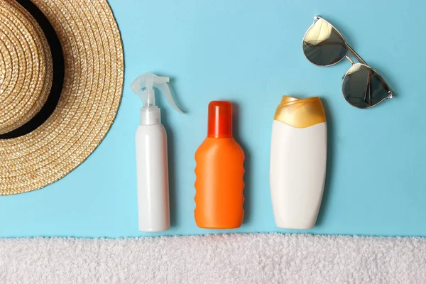 Güneş kremi, havlu, şapka, gözlük renkli bir arka plan üzerinde. Kozmetik sunburn.top görünümü, flatlay önlenmesi için 