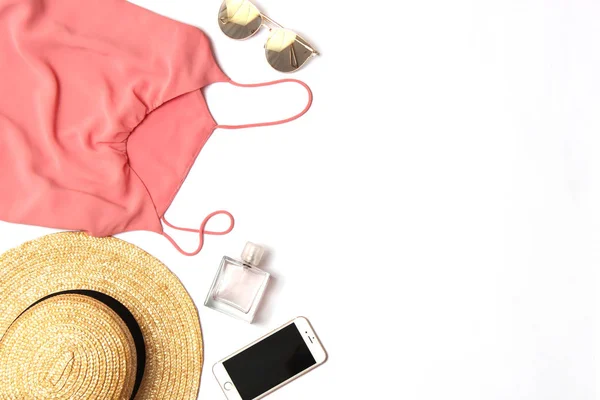 Conjunto Ropa Femenina Sobre Fondo Blanco Tema Jeans Sombrero Teléfono —  Fotos de Stock