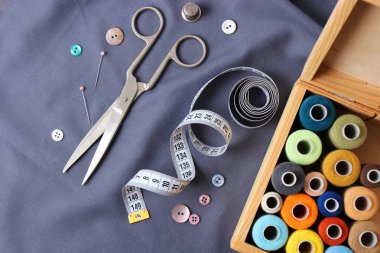 birçok dikiş ipliği farklı renk, kumaş, terzi makas, düğmeler, iğneler. Dikiş aksesuarları.