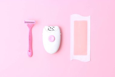 bir dizi renkli bir arka plan üzerinde epilasyonda farklı anlamına gelir. İstenmeyen saç kaldırılması. Modern Epilatör, mum şeritler, ustura. Minimalizm, üstten görünüm. flatlay 