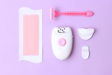 bir dizi renkli bir arka plan üzerinde epilasyonda farklı anlamına gelir. İstenmeyen saç kaldırılması. Modern Epilatör, mum şeritler, ustura. Minimalizm, üstten görünüm. flatlay 