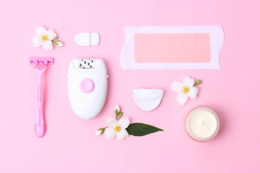 bir dizi renkli bir arka plan üzerinde epilasyonda farklı anlamına gelir. İstenmeyen saç kaldırılması. Modern Epilatör, mum şeritler, ustura. Minimalizm, üstten görünüm. flatlay 