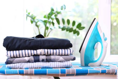 giyim ve iç odanın arka plan üzerinde Ütü Masası üzerinde bir demir yığını.