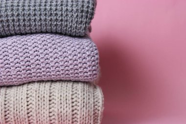 ideal bir yığını tek sesli bir arka plan üzerinde sıcak giysiler. minimalizm.