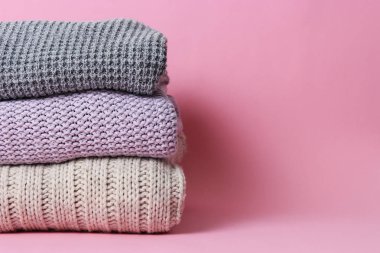 ideal bir yığını tek sesli bir arka plan üzerinde sıcak giysiler. minimalizm.