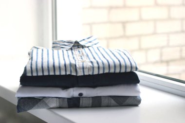 ideal bir pencere pervazı elbise yığını. minimalizm. ofis giyim, gömlek.