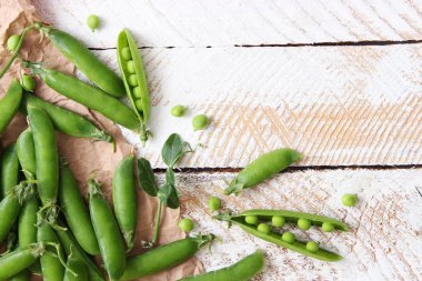 Yeşil bezelye ve bezelye hafif bir arka plan üzerinde güzel bir kompozisyon.