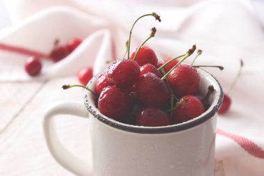 kiraz bir fincan hafif bir arka plan üzerinde