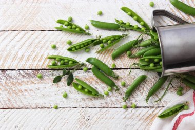 Yeşil bezelye ve bezelye hafif bir arka plan üzerinde güzel bir kompozisyon.