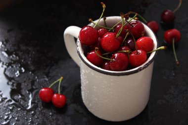 kiraz bir fincan koyu arka plan üzerinde.