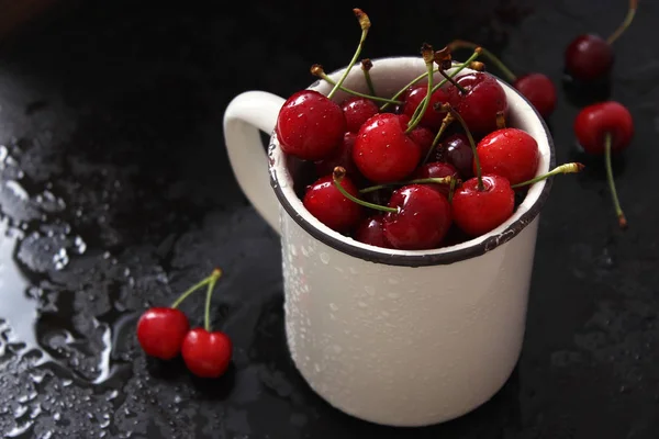 Cereza Una Taza Sobre Fondo Oscuro — Foto de Stock