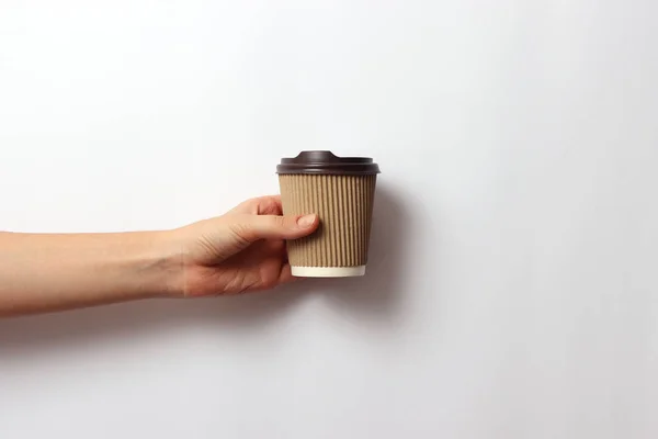 Koffie Een Kartonnen Glas Hand Een Lichte Achtergrond Minimalisme Warme — Stockfoto
