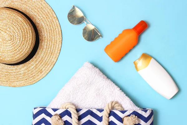 Strandtas Met Strand Accessoires Een Gekleurde Achtergrond Bovenaanzicht Handdoek Bril — Stockfoto