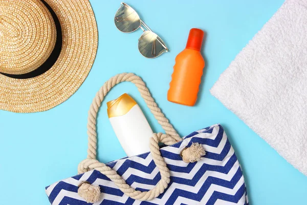 Strandtas Met Strand Accessoires Een Gekleurde Achtergrond Bovenaanzicht Handdoek Bril — Stockfoto