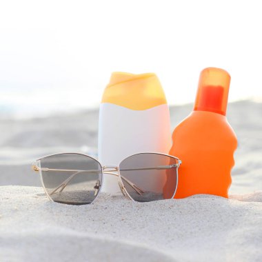 Güneş ve kum deniz arka plan üzerinde gözlük