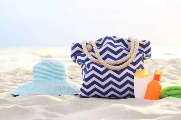 Hat Beach Bag Sunscreen Glasses Towel Beach Background Sea — Stock Photo, Image