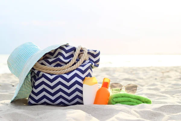 Hat Beach Bag Sunscreen Glasses Towel Beach Background Sea — Stock Photo, Image