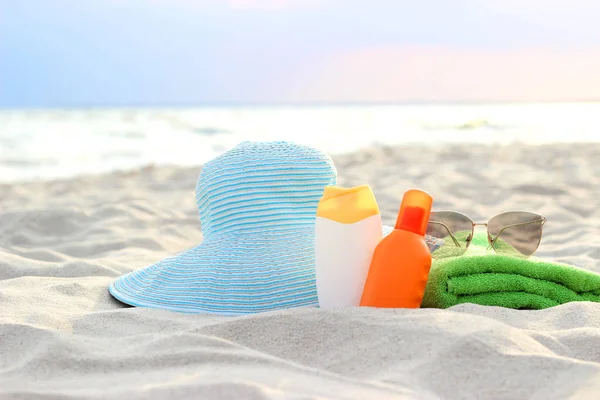 Pláž Hat Ručník Sluneční Brýle Opalovací Krém Písku Pozadí Moře — Stock fotografie
