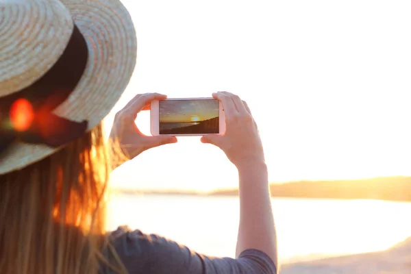 Дівчина Робить Фотографію Заходу Сонця Сучасному Смартфоні Фоні Моря — стокове фото