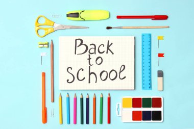 renkli bir arka planda okul kırtasiye kümesi. Kavram: okula geri. üst görünüm. yatık 