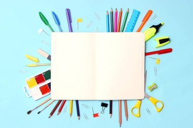 metin için yer ile renkli bir arka plan üzerinde örneği ayarlayın. okula dönüş. Office Araçları. düz yatıyordu, en iyi görünümü