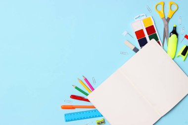 metin için yer ile renkli bir arka plan üzerinde örneği ayarlayın. okula dönüş. Office Araçları. düz yatıyordu, en iyi görünümü