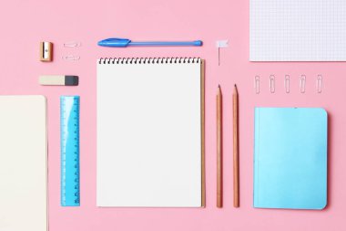 metin için yer ile renkli bir arka plan üzerinde örneği ayarlayın. okula dönüş. Office Araçları. düz yatıyordu, en iyi görünümü