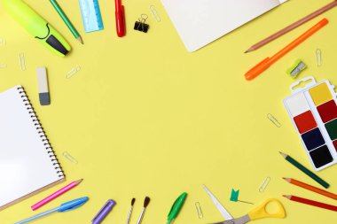 metin için yer ile renkli bir arka plan üzerinde örneği ayarlayın. okula dönüş. Office Araçları. düz yatıyordu, en iyi görünümü