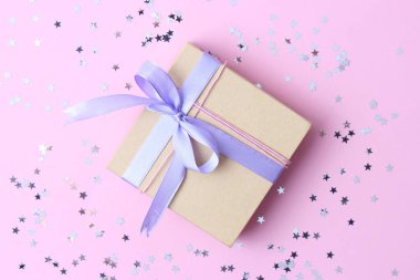 Renkli arka plan manzaralı konfeti armağanı ve ışıltısı. Minimalizm, insta. Düz çizgi 