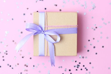 Renkli arka plan manzaralı konfeti armağanı ve ışıltısı. Minimalizm, insta. Düz çizgi 