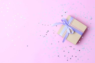 Renkli arka plan manzaralı konfeti armağanı ve ışıltısı. Minimalizm, insta. Düz çizgi 