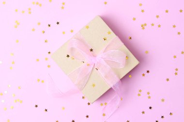 Renkli arka plan manzaralı konfeti armağanı ve ışıltısı. Minimalizm, insta. Düz çizgi 