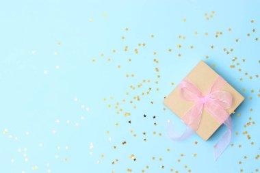 Renkli arka plan manzaralı konfeti armağanı ve ışıltısı. Minimalizm, insta. Düz çizgi 