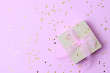 Renkli arka plan manzaralı konfeti armağanı ve ışıltısı. Minimalizm, insta. Düz çizgi 