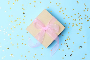 Renkli arka plan manzaralı konfeti armağanı ve ışıltısı. Minimalizm, insta. Düz çizgi 