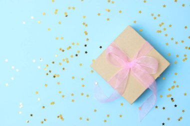 Renkli arka plan manzaralı konfeti armağanı ve ışıltısı. Minimalizm, insta. Düz çizgi 