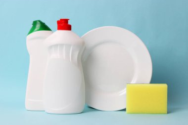 bulaşık sıvısı, süngerler, renkli arka planda plaka. ev işleri, Yıkama yemekleri