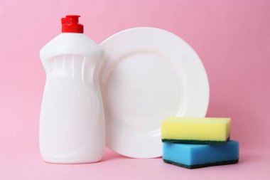 bulaşık sıvısı, süngerler, renkli arka planda plaka. ev işleri, Yıkama yemekleri