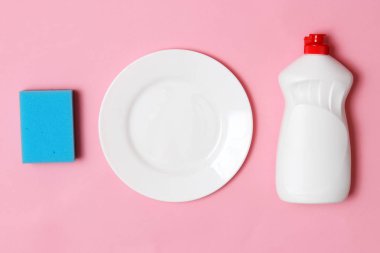 çanak yıkama, süngerler, metin eklemek için yer ile renkli bir arka plan üst görünümü üzerinde plaka. ev işleri, Yıkama yemekleri. yatık