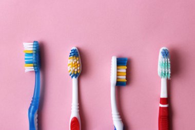 diş fırçası bir renkli arka plan üstüne görüntüleyin. ağız sağlığı, diş, sağlıklı dişler fırça