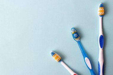 diş fırçası bir renkli arka plan üstüne görüntüleyin. ağız sağlığı, diş, sağlıklı dişler fırça