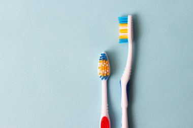 diş fırçası bir renkli arka plan üstüne görüntüleyin. ağız sağlığı, diş, sağlıklı dişler fırça