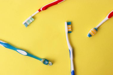 diş fırçası bir renkli arka plan üstüne görüntüleyin. ağız sağlığı, diş, sağlıklı dişler fırça