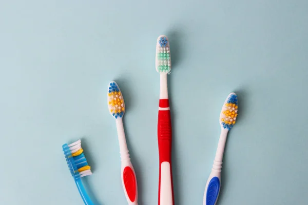 彩色背景顶视图上的牙刷 口腔健康 健康的牙齿 — 图库照片