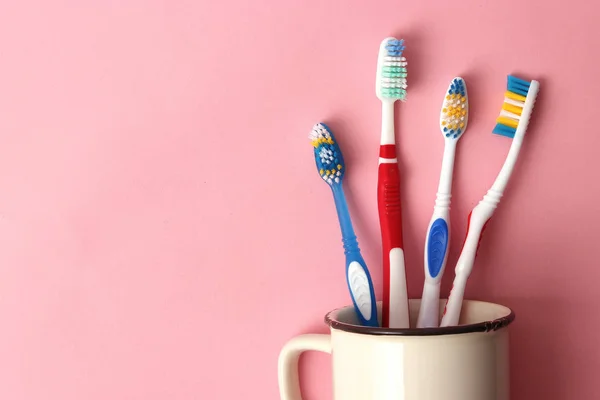Bir Bardak Renkli Bir Arka Plan Üzerinde Diş Fırçaları Ağız — Stok fotoğraf