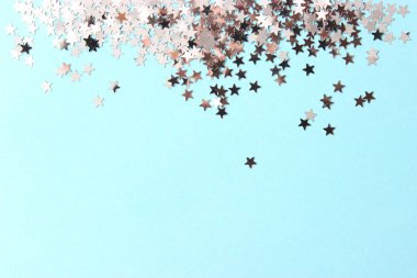 Renkli arkaplan görünümüne metin eklemek için konfeti ve çerçeve parlatır. Minimalizm, tasarım, insta, tatil. Düz çizgi
