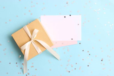 yakın çekim bir hediye ve bir renkli arka plan en iyi görünümde metin için bir kart. vererek, doğum günü, yeni yıl, yılbaşı tatil,.